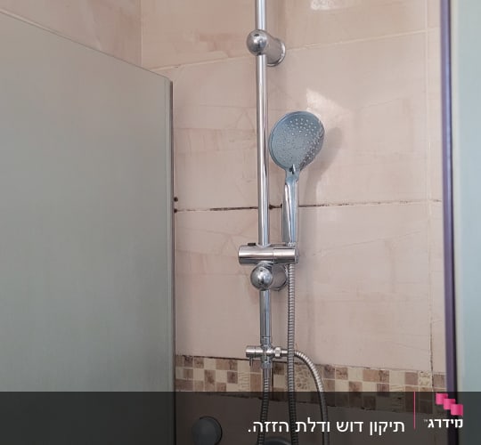 ראש מקלחת ומערכת מים בחדר אמבטיה